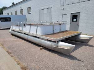 lot 11 image: 20 Pontoon Boat