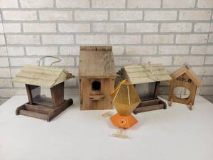 lot 226 image: Variety of Bird Feeders and Houses - NO SHIPPING