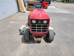 lot 4 image: 1979 International Cub Cadet 782 Garden Tractor - Starts, Runs and Drives - SEE VIDEO