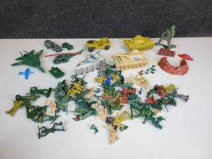 lot 689 image: Vintage Army MenMilitary Vehicles and Playsets