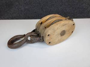 lot 699 image: Vintage 7 Cast Iron & Wood Block and Tackle
