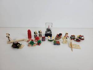 lot 704 image: Miniature Christmas Ornaments and Dcor