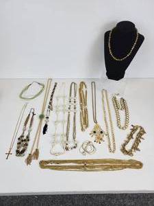 lot 717 image: Lot of Necklaces