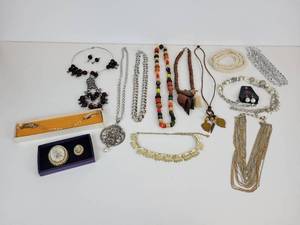 lot 722 image: Lot of Jewelry - Necklaces, Vintage Sweater Guard, and More