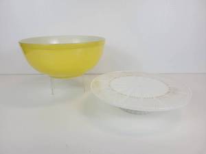 lot 732 image: Vintage Pyrex Mixing Bowl and Vintage Milk Glass Footed Cake Plate