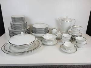 lot 734 image: Set of Rosenthal Nobility China - Platinum Band, Pattern 3368