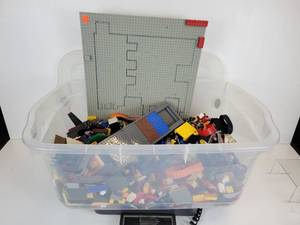 lot 862 image: Container of Legos - 17 Pounds