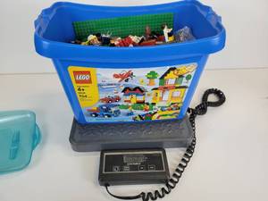 lot 864 image: Container of Legos - 6 Pounds