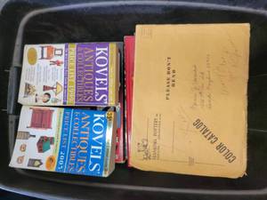 lot 899 image: Lot of 20 Antique and Collectible Identification and Price Guides