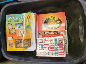 lot 901A image: Lot of 20 Antique and Collectible Identification and Price Guides