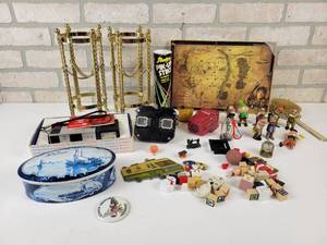 lot 618 image: Miniatures, Middle Earth Map, Vintage Continental Camera in Box and More