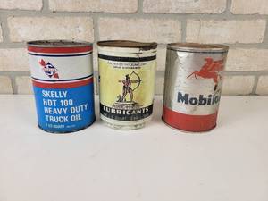 lot 672 image: Vintage Skelly, Archer and Mobil Quart Oil Cans - Empty