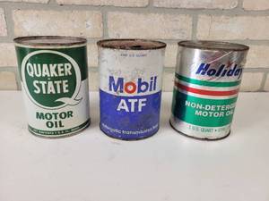 lot 676 image: Vintage Quaker State, Holiday and Mobil Quart Oil Cans - Empty