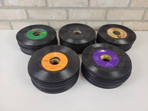 lot 559 image: (150) 45 RPM Records - Unsearched