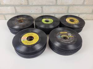 lot 561 image: (150) 45 RPM Records - Unsearched