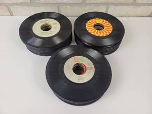 lot 563 image: (80) 45 RPM Records - Unsearched
