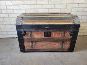 lot 580 image: Vintage Wood Trunk - NO SHIPPING