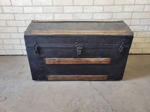 lot 582 image: Vintage Wood Trunk - NO SHIPPING