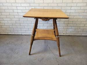 lot 585 image: Vintage Oak Square Side Table - NO SHIPPING