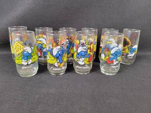 lot 767 image: (10) 1982 SMURFS Glass Tumblers