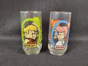lot 772 image: (2) 1986 Flintstone Kids Pizza Hut Glass Tumblers
