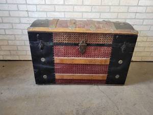 lot 800 image: Antique Humpback Trunk - NO SHIPPING