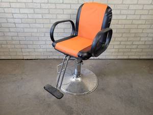 lot 826 image: Vintage Salon Chair - Raise and Lower Work - NO SHIPPING