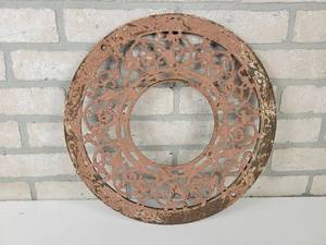 lot 834 image: Antique Cast Iron Heating Grate - Approx. 15.5 Diameter