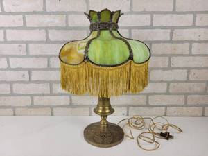 lot 536 image: Beautiful Antique Green Slag Glass Table Lamp - Brass Base - NO SHIPPING