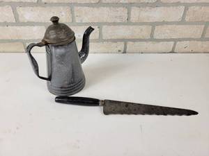 lot 531 image: Vintage HUBBARD MILLING Co. Advertising Knife - Mankato, MN  Small Enamel Coffee Pot (8.5 Tall)
