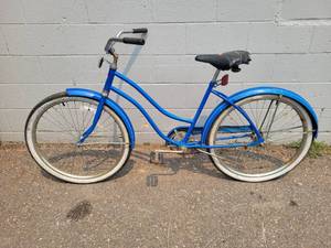 lot 850 image: Vintage HUFFY Girls Bicycle - NO SHIPPING