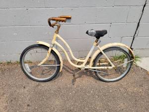 lot 905 image: Vintage Small Girls Bicycle - NO SHIPPING