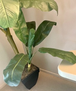 lot 21 image: Lovely Large Faux Tree