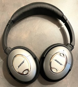 lot 43 image: Bose Acoustic Noise Cancelling Headphones with Cord and Case