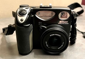 lot 55 image: Nikon Cool Pix E5000 Camera with Battery, Charger and Vanguard Camera Bag