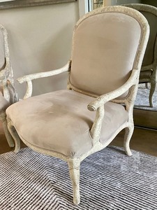 lot 29 image: Pair of Queen Anne Accent Armchairs with Beige Microfiber Seating