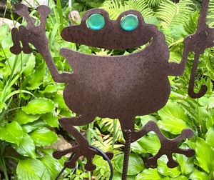 lot 63 image: Darling Metal Frog Yard Decor
