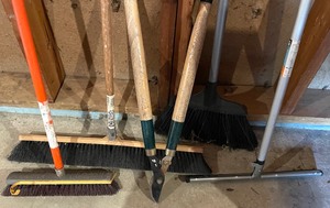 lot 91 image: Long Handled Tool Lot