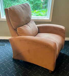 lot 110 image: American Leather Recliner Chair