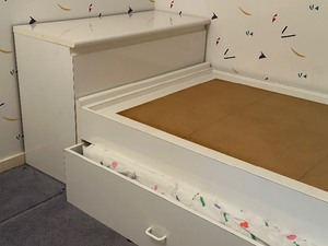 lot 44 image: Vintage White Trundle Bed