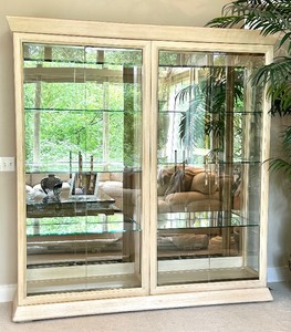 lot 6 image: Gorgeous Large Hendredon Display Cabinet