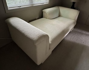 lot 7 image: Modern Lounger Sofa