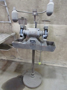 lot 2 image: Bench Grinder wPedestal