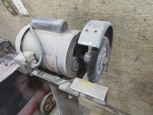lot 6 image: Bench Grinder wPedestal
