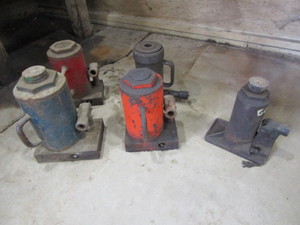 lot 55 image: Large Hydraulic Jacks