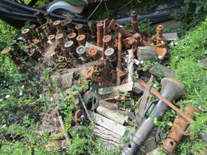 lot 113 image: Numerous Screw Jacks