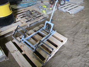lot 141 image: Lawn Mower Jack