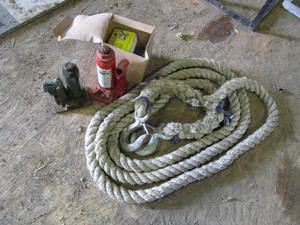 lot 146 image: Hydraulic Jacks & Tow Rope