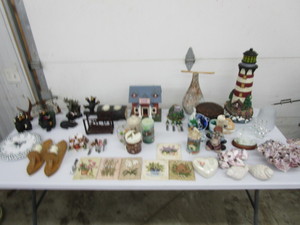 lot 182 image: Misc. Home Decor