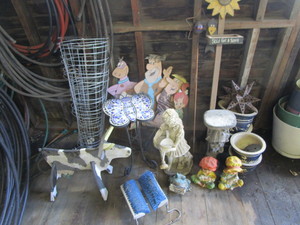 lot 203 image: Flower Pots, Patio Decor, Tomato Cages